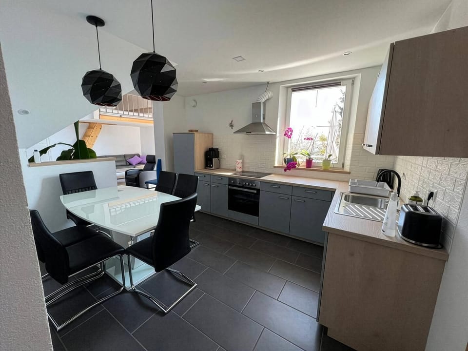 Coffee/tea facilities, Kitchen or kitchenette, Dining area, oven, pet friendly, stove, toaster
