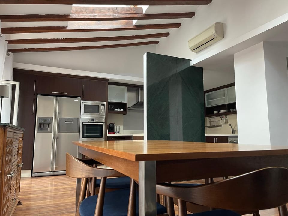 Communal lounge/ TV room, Kitchen or kitchenette, Dining area, oven, air conditioner