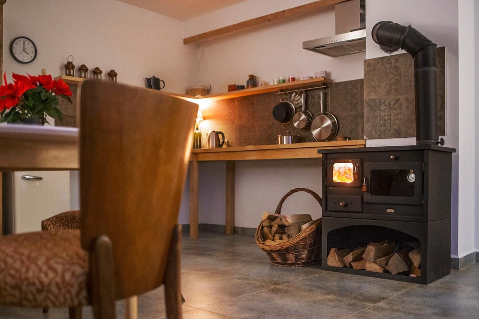 Kitchen or kitchenette, fireplace