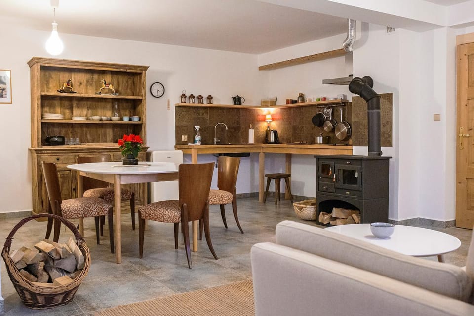 Kitchen or kitchenette, Dining area