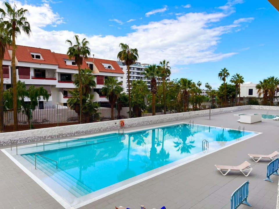 Swimming pool, sunbed