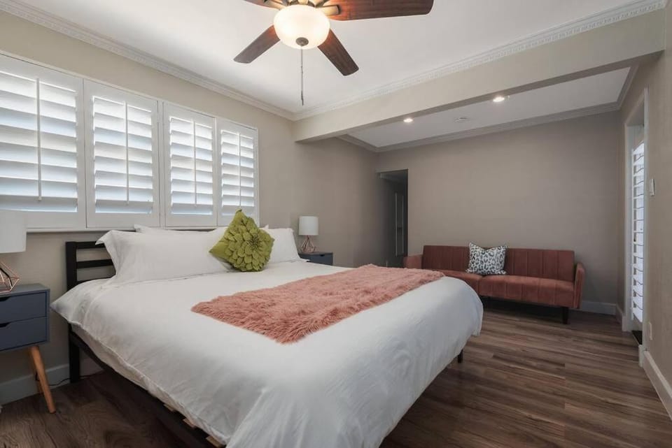 The Pink Cactus - Desert Retreat - Luxe Pool, Golf & Game Room House in La Quinta