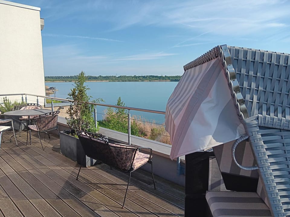 Dining area, Lake view
