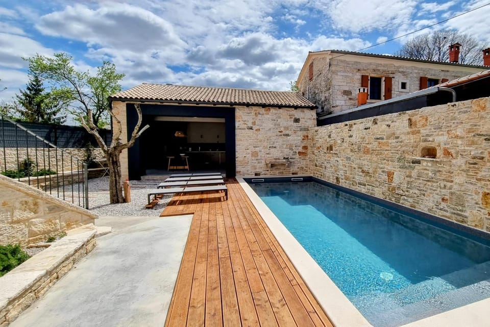 Property building, Day, Swimming pool, sunbed