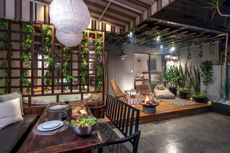 Patio, Garden, Balcony/Terrace, Living room, Food and drinks, Seating area, Dining area, Food, Breakfast, Certificate/Award, Bath