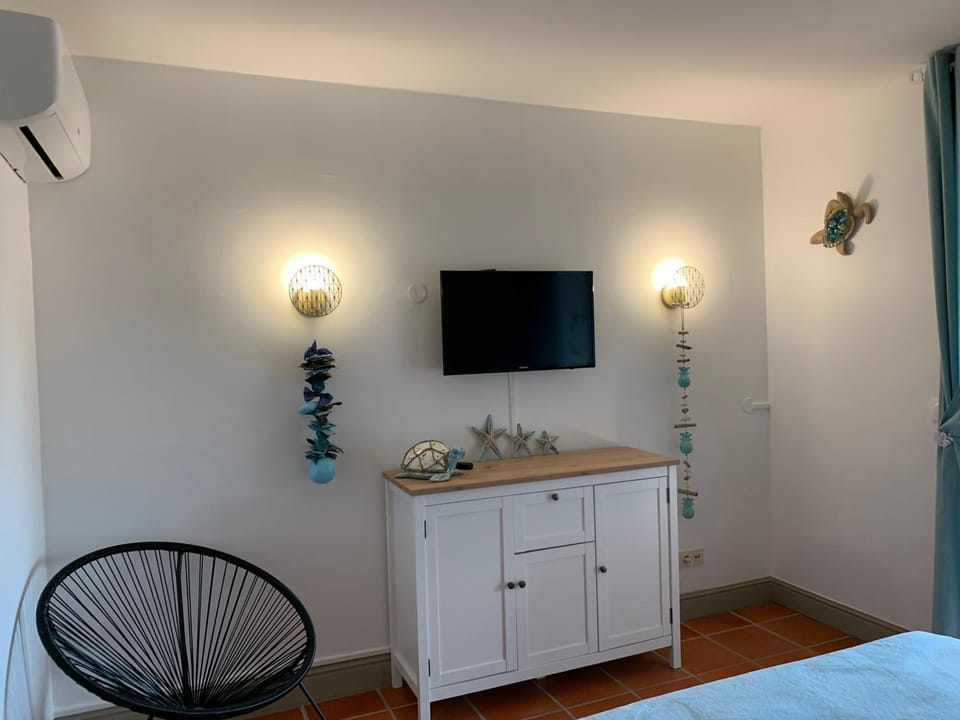 Photo of the whole room, Bedroom, air conditioner