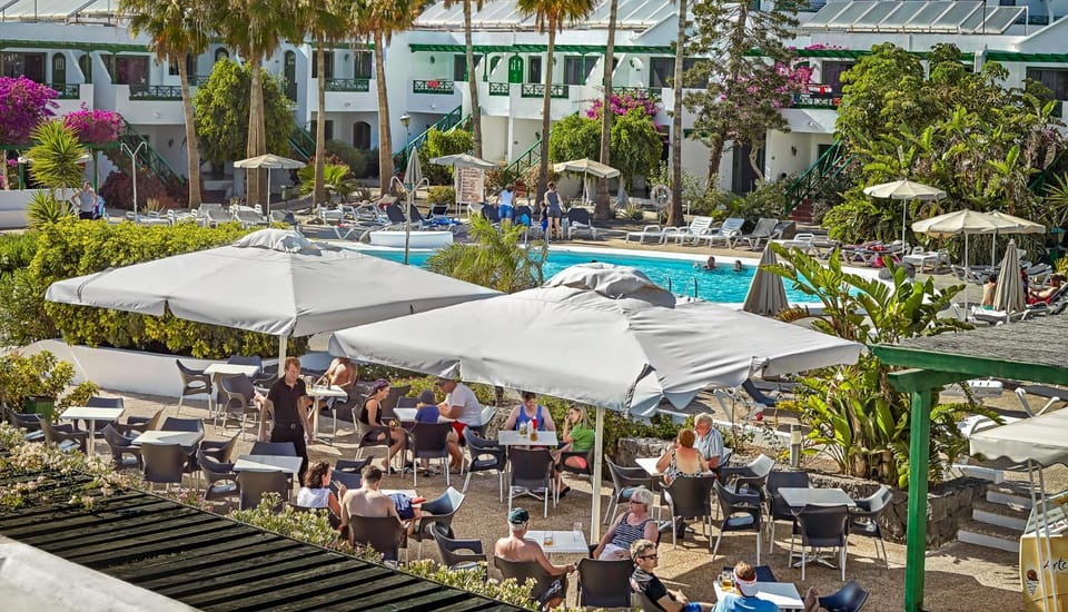 Day, People, Food and drinks, Pool view, Swimming pool, Breakfast