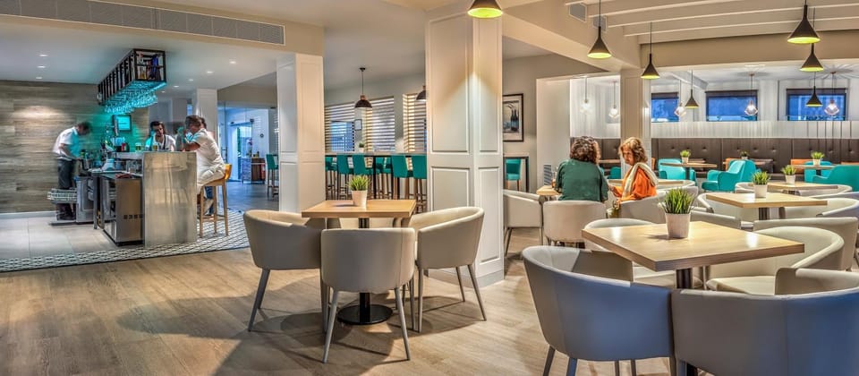 Restaurant/places to eat, Living room, Lounge or bar, Food and drinks