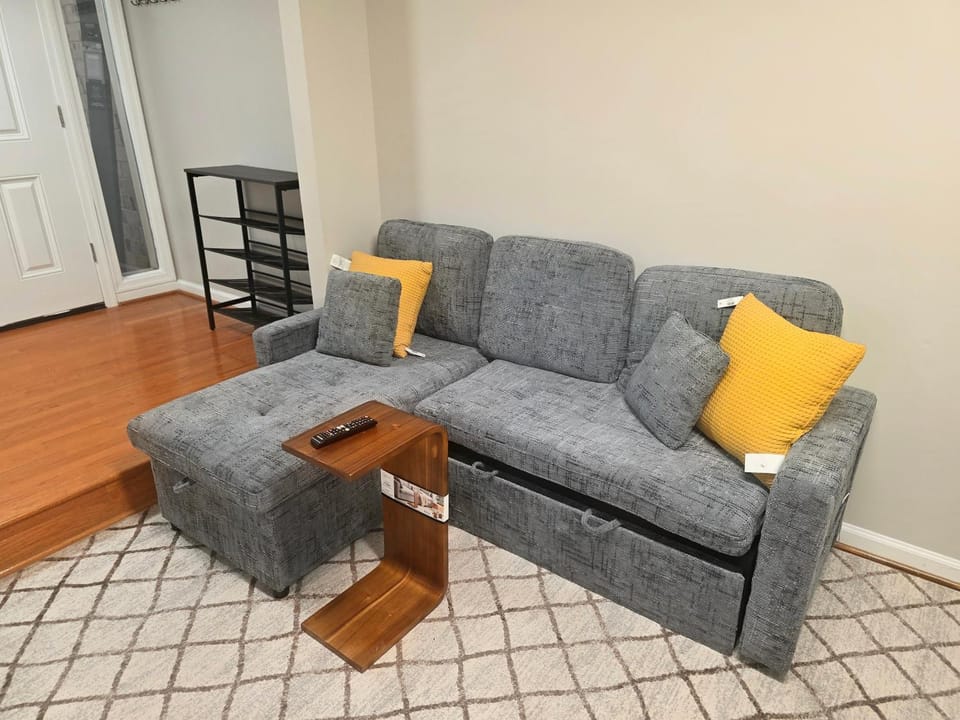 Nice 3 BDR 2 BATH near Airport, Train with plus WiFi and Parking House in Herndon