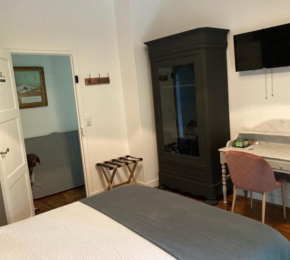 Bed, TV and multimedia, Photo of the whole room