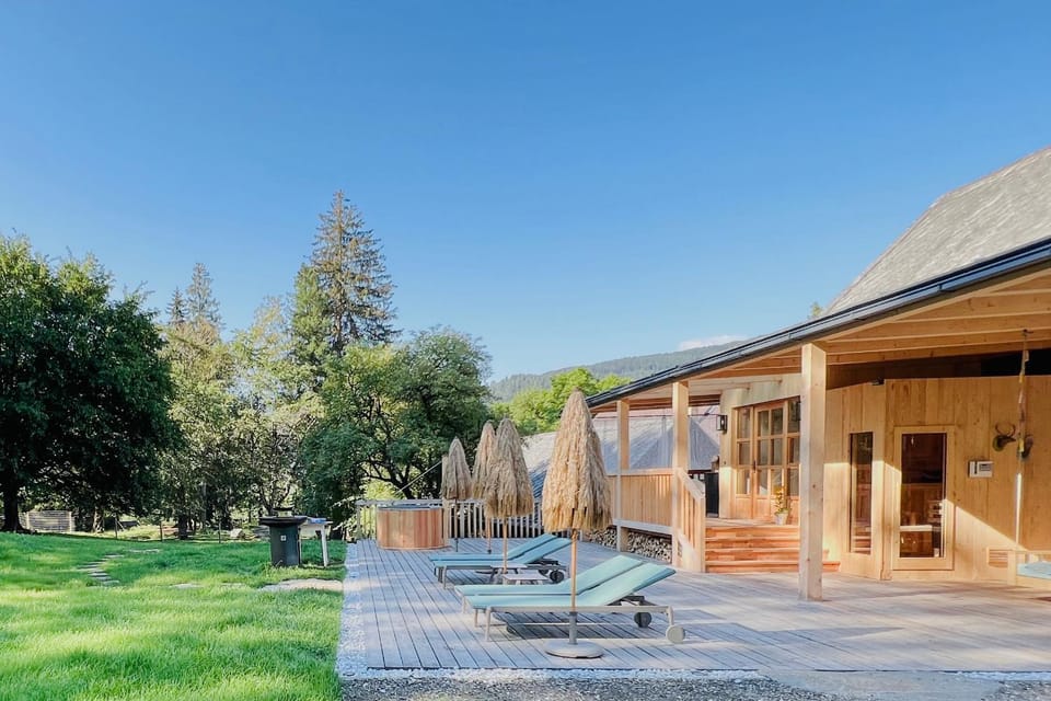 Property building, Natural landscape, Garden, Balcony/Terrace, Swimming pool, Breakfast