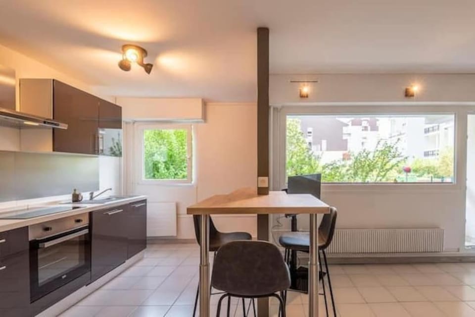 joli appartement avec balcon proximité lac Apartment in Annecy