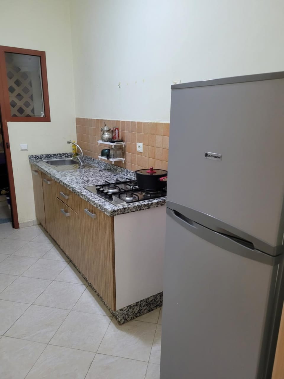 Coffee/tea facilities, Kitchen or kitchenette, stove
