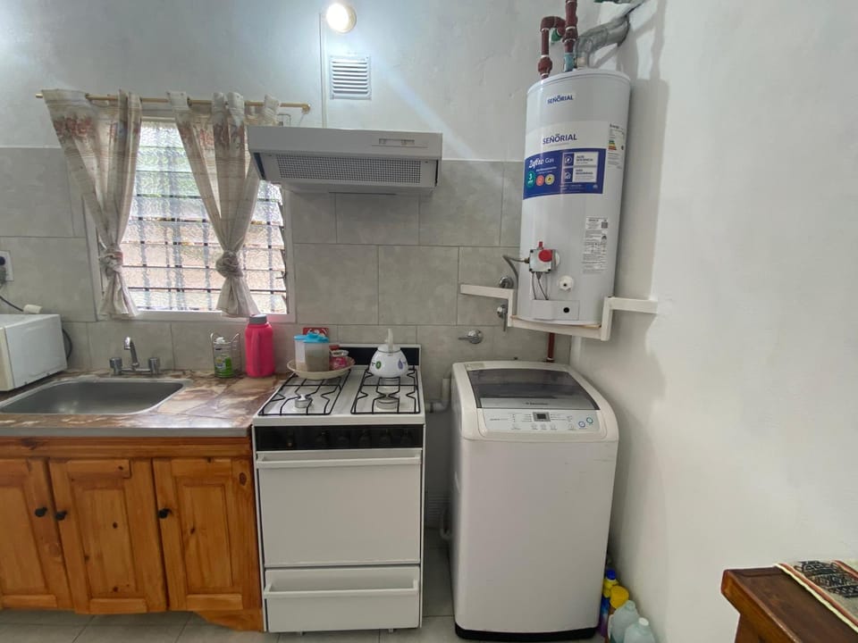 Kitchen or kitchenette, pet friendly, stove, washing machine