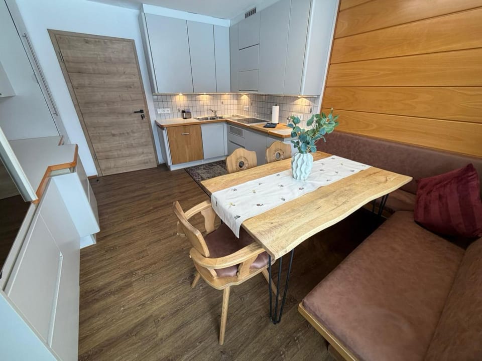 Kitchen or kitchenette, Seating area, Dining area, stove