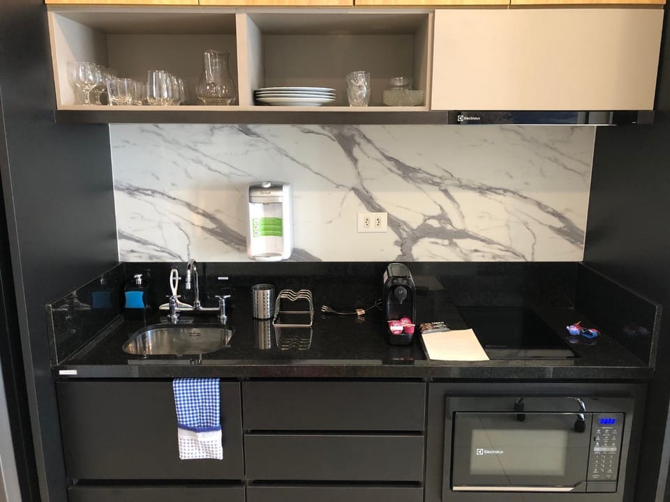 Kitchen or kitchenette, microwave, minibar, stove