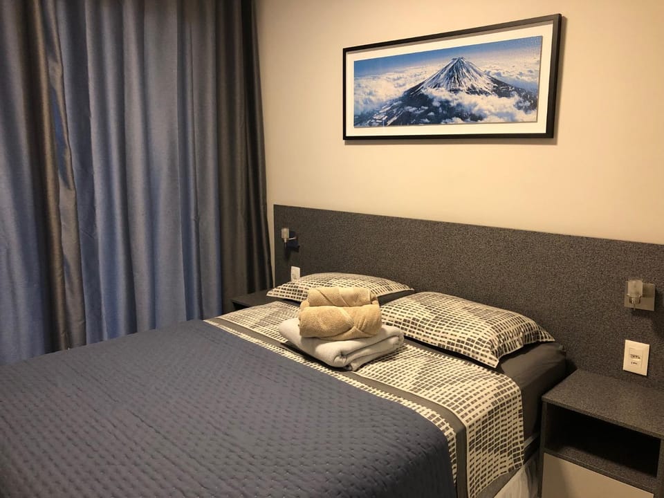 Bed, Photo of the whole room, Bedroom, locker, towels