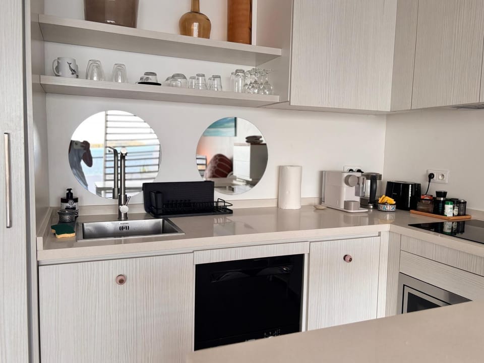 Coffee/tea facilities, Kitchen or kitchenette, oven, stove, toaster