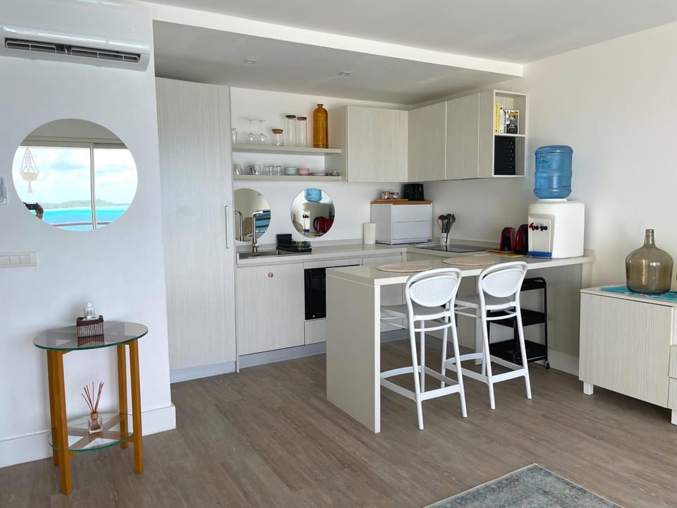 Coffee/tea facilities, Kitchen or kitchenette, Dining area, fireplace, air conditioner