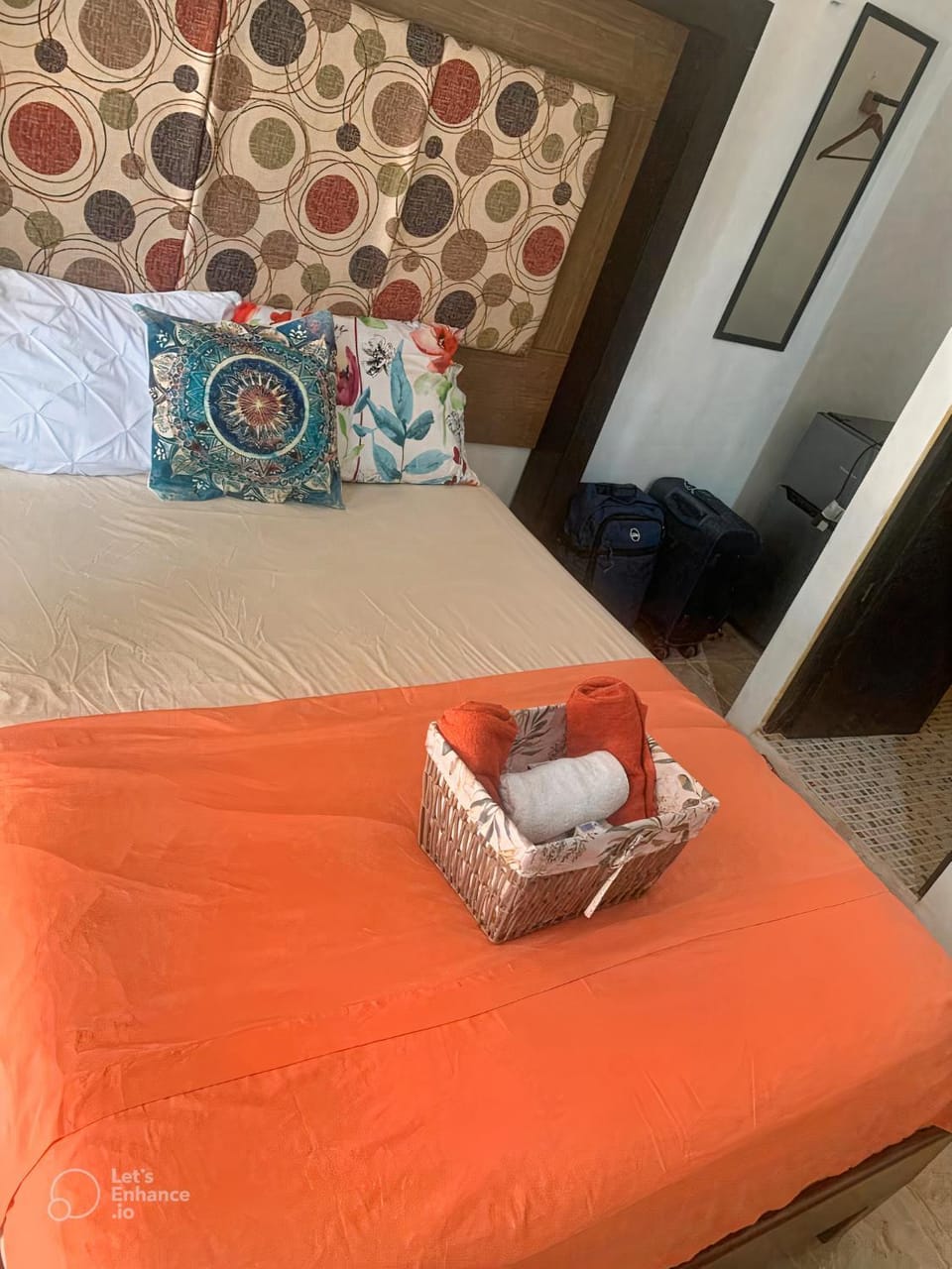 Bed, Bedroom, towels