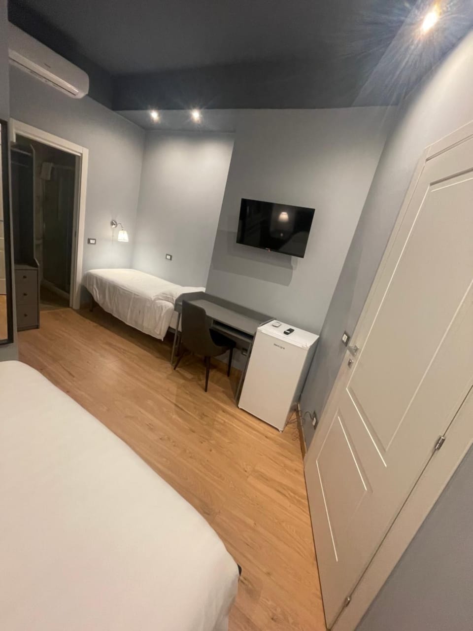 Bed, Photo of the whole room, wardrobe