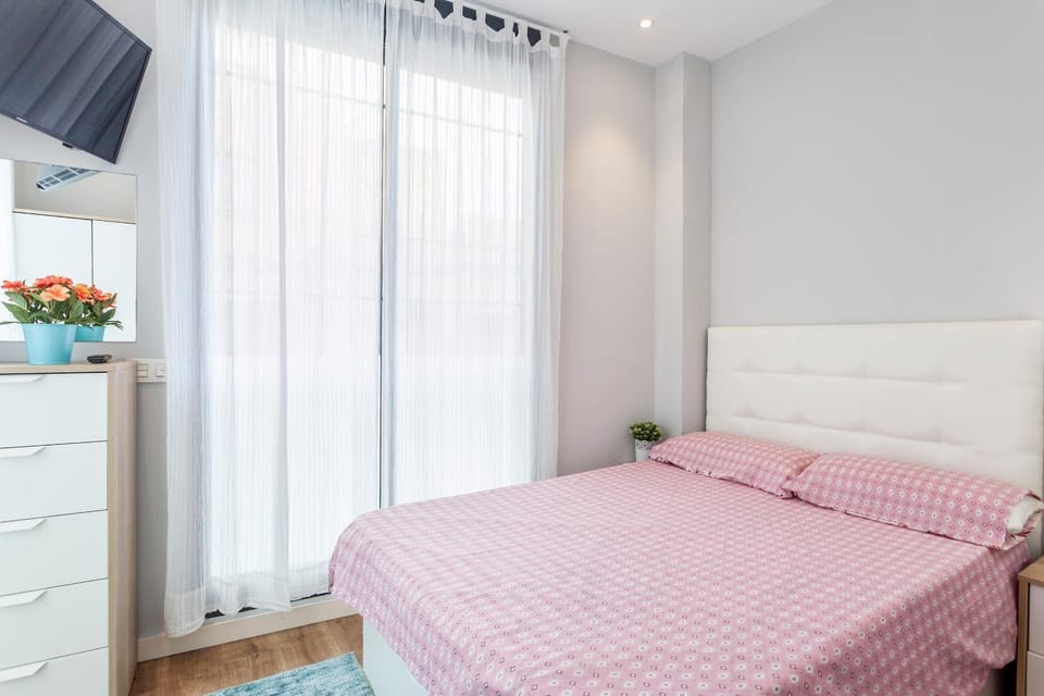 Bed, TV and multimedia, Photo of the whole room, Bedroom
