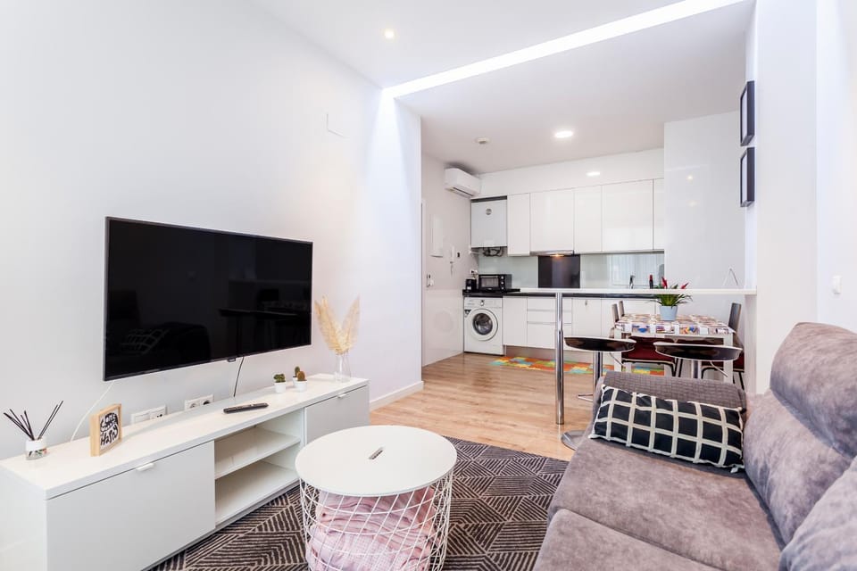 Communal lounge/ TV room, Kitchen or kitchenette, Living room, Seating area, Dining area, oven