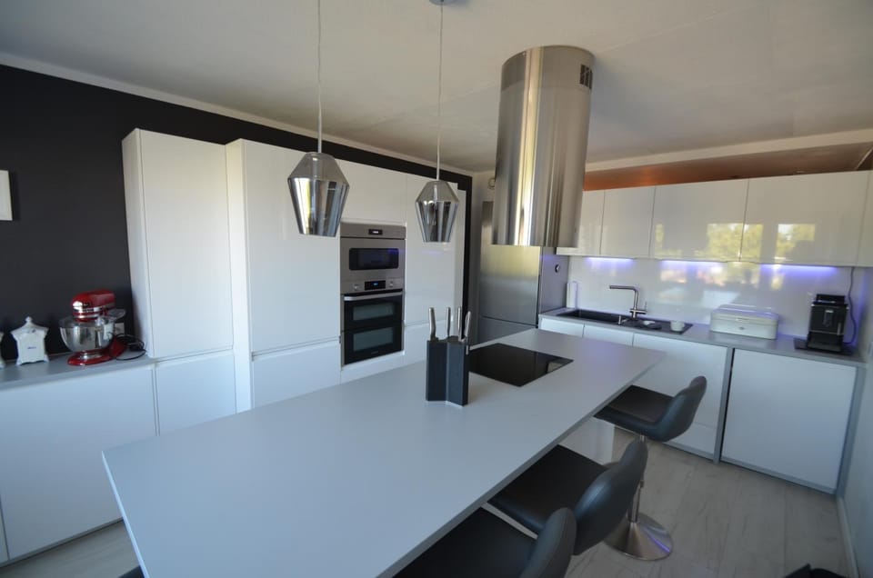 Kitchen or kitchenette, Dining area, minibar, pet friendly, stove