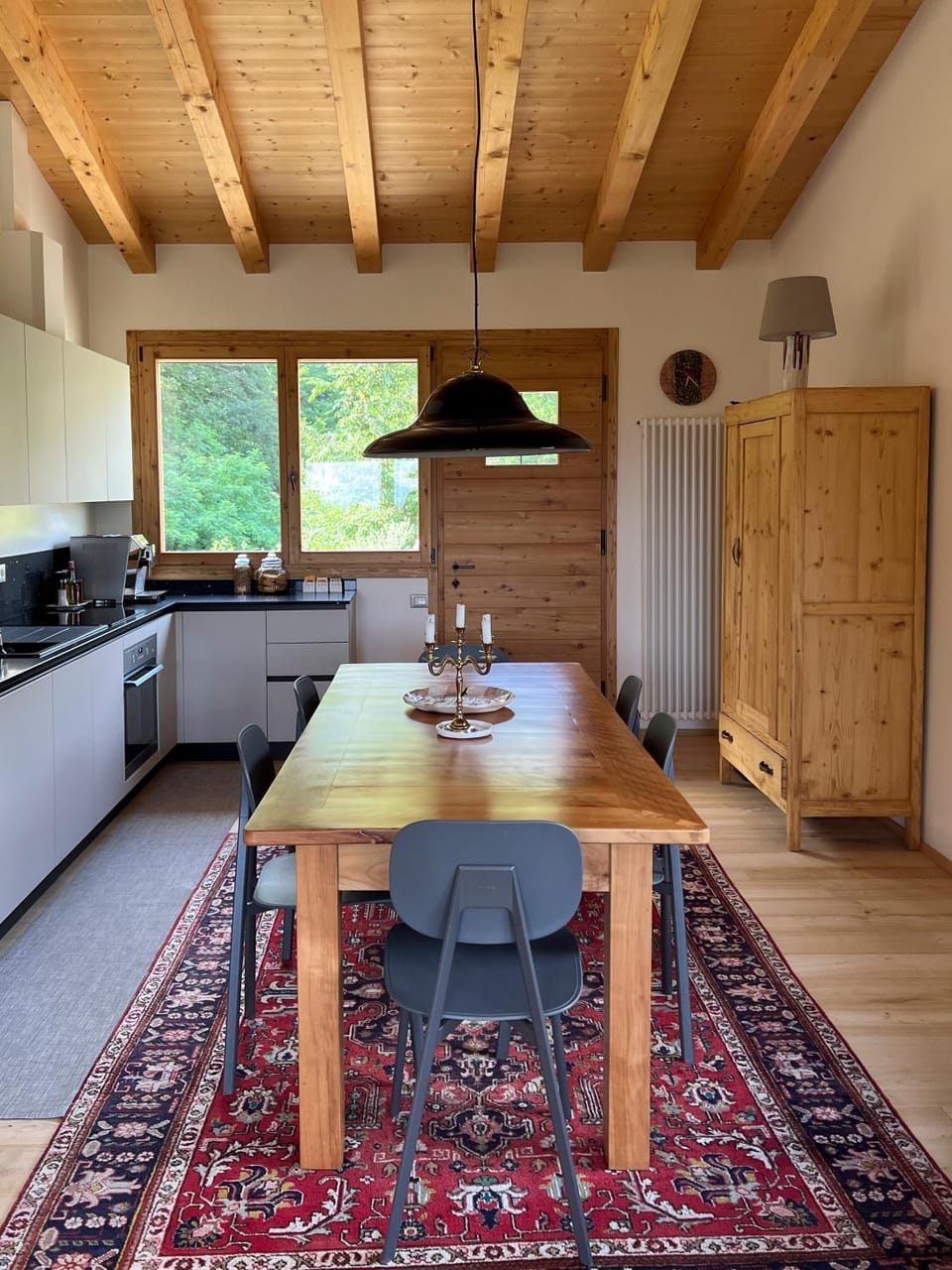 Kitchen or kitchenette, Dining area