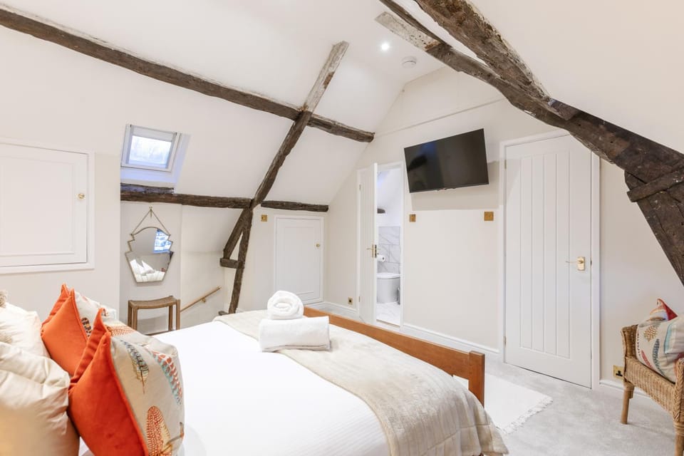 Bed, TV and multimedia, Bedroom