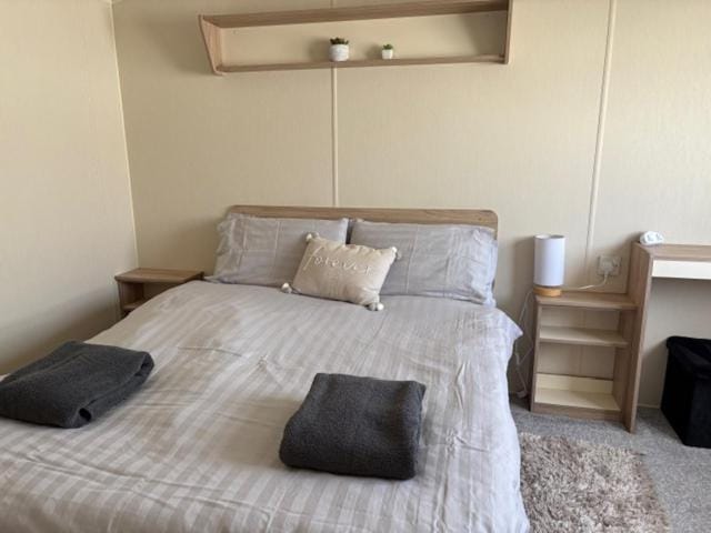 Bedroom, towels