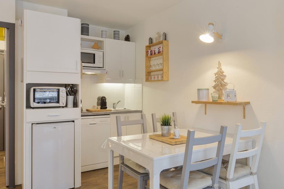 Kitchen or kitchenette, Dining area
