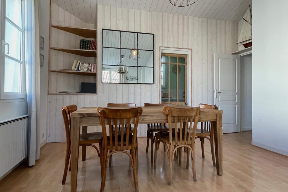 Very bright nest with terrace in the village Apartment in La Flotte