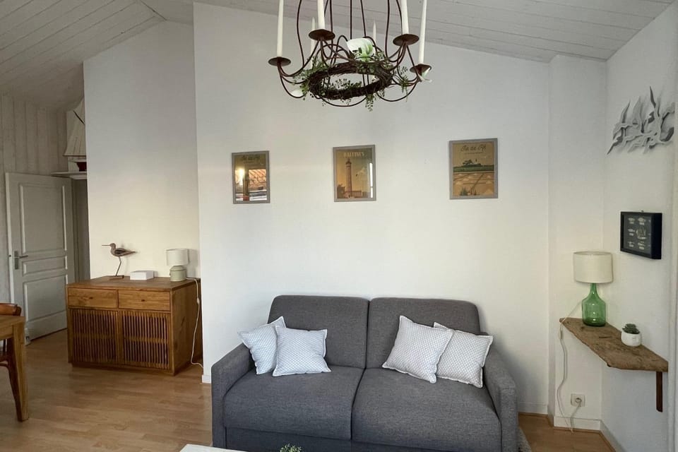 Very bright nest with terrace in the village Apartment in La Flotte