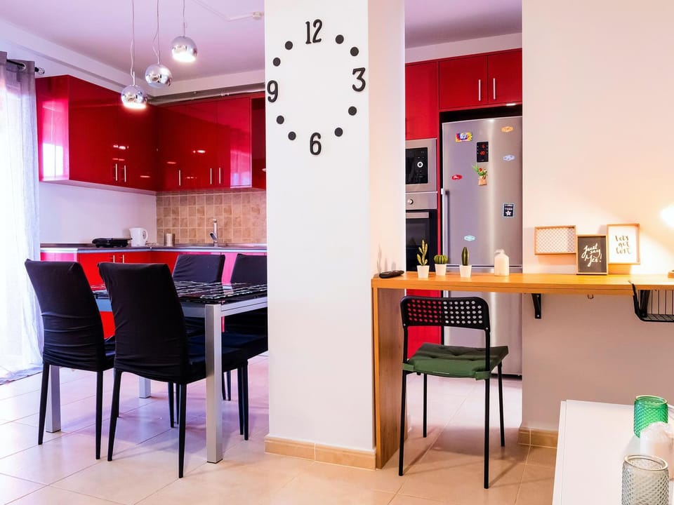 Kitchen or kitchenette, Seating area, Dining area, minibar, pet friendly