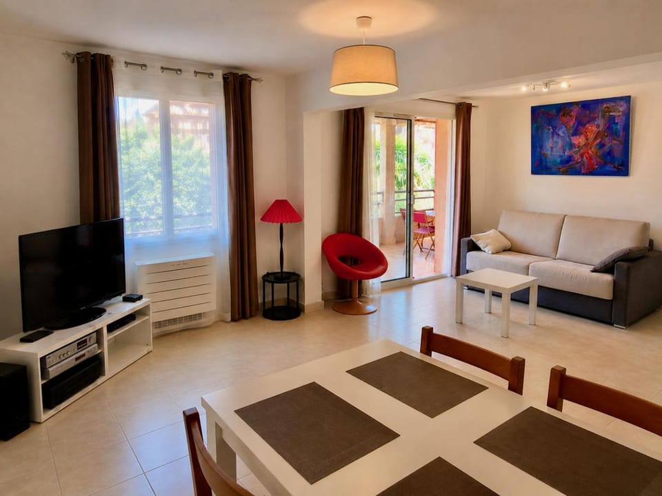 TV and multimedia, Living room, Seating area, air conditioner