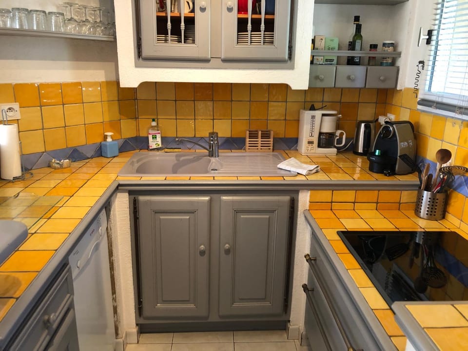 Coffee/tea facilities, Kitchen or kitchenette, dishwasher, stove