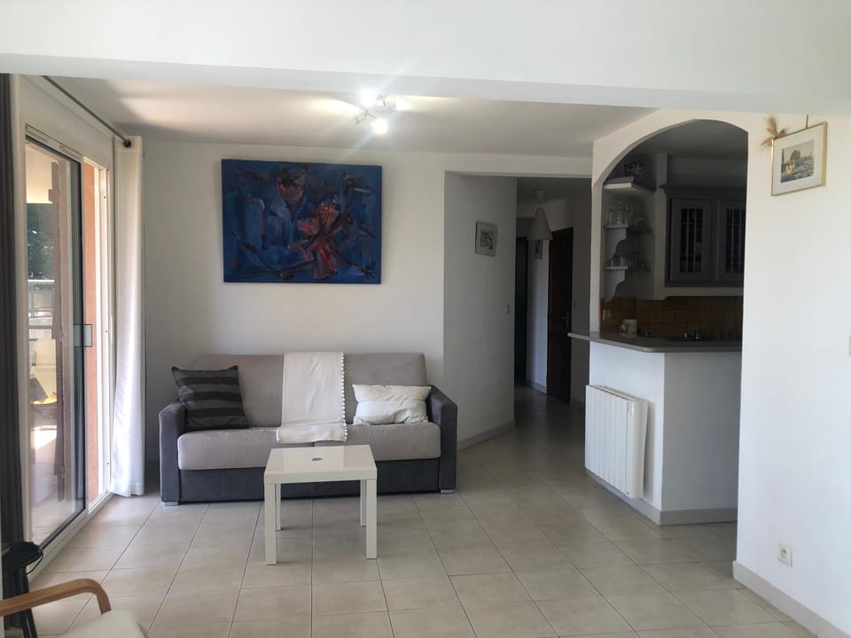 Living room, Seating area, internet
