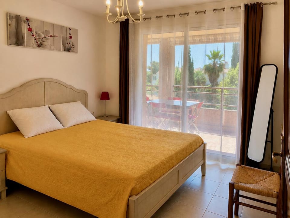 Bed, Photo of the whole room, Bedroom, storage