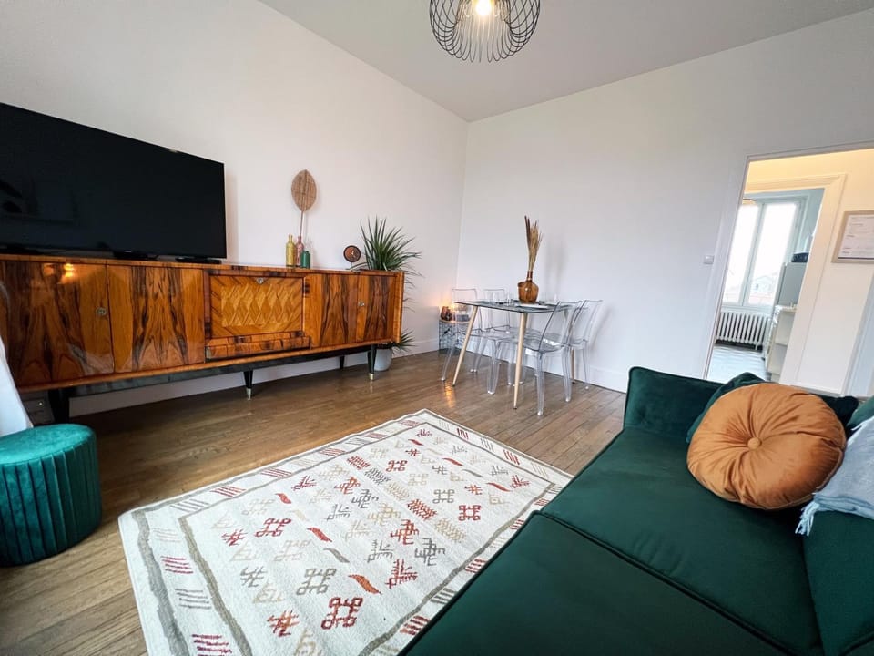 Communal lounge/ TV room, TV and multimedia, Living room, Seating area, Evening entertainment