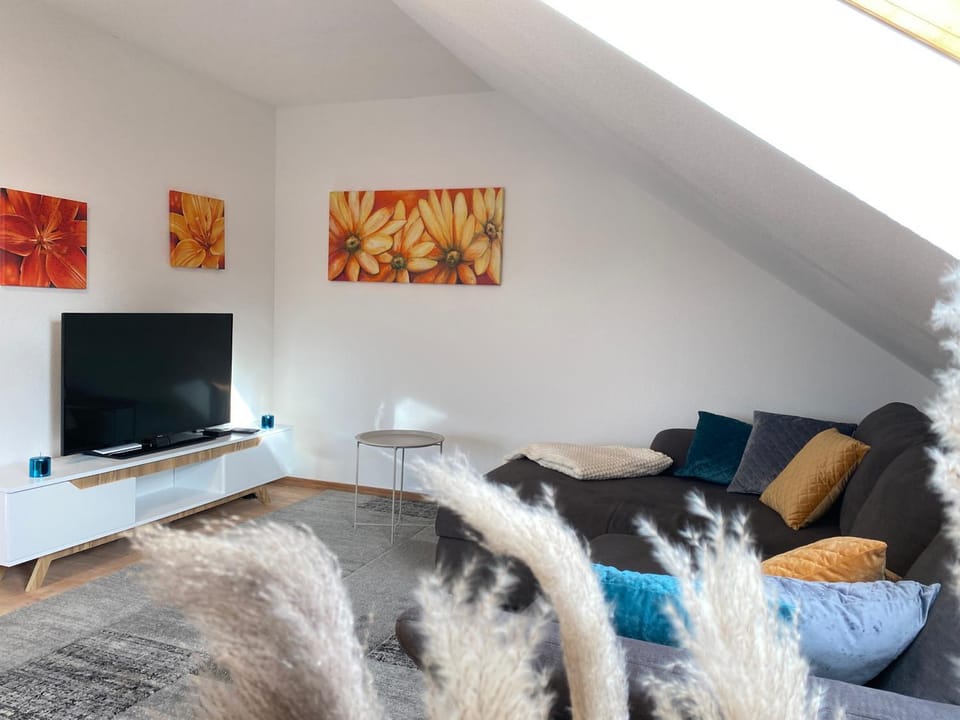 Communal lounge/ TV room, TV and multimedia, Living room, Seating area, Evening entertainment