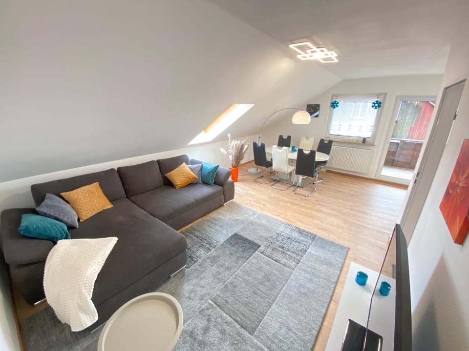 TV and multimedia, Living room, Seating area, Dining area