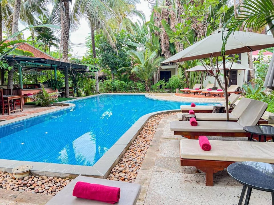 Swimming pool, sunbed, towels