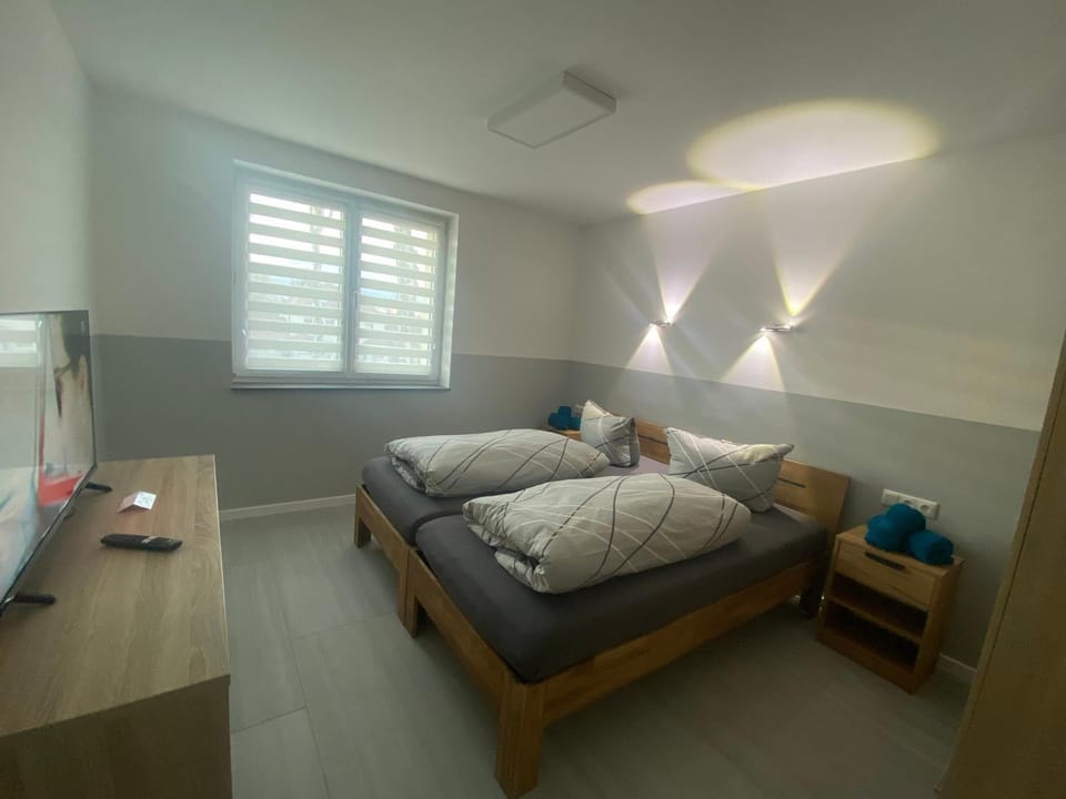 Bed, TV and multimedia, Bedroom