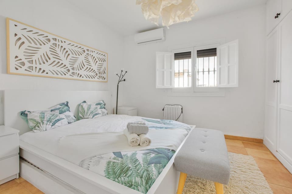 Bed, Photo of the whole room, Bedroom, air conditioner