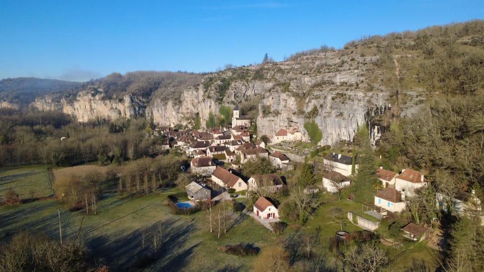 Neighbourhood, Location