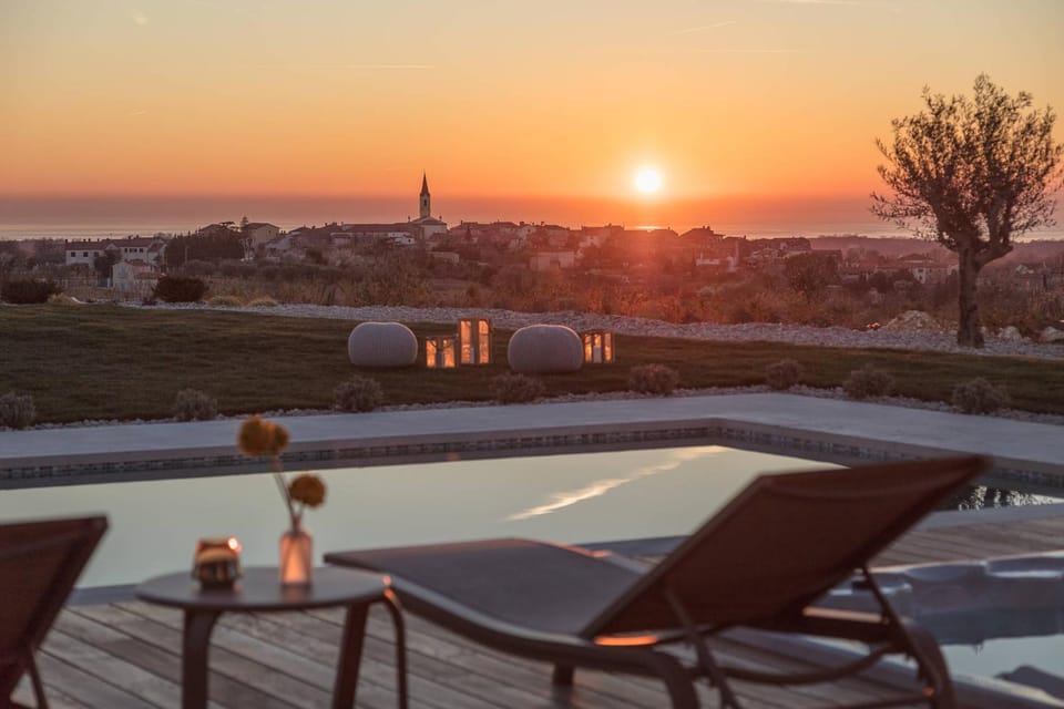 Patio, View (from property/room), Balcony/Terrace, Dining area, Pool view, Sea view, Swimming pool, Sunset, sunbed