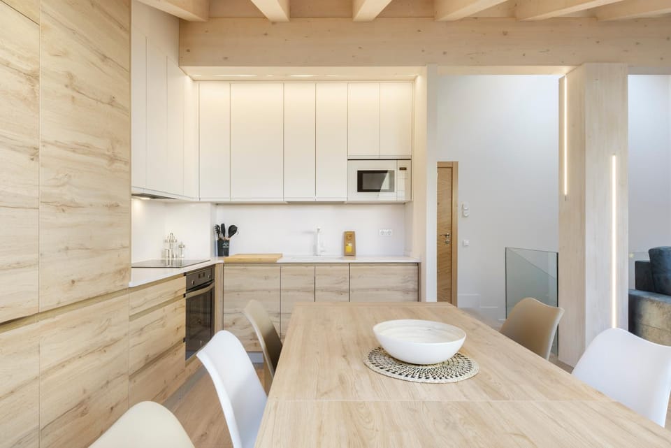 Kitchen or kitchenette, Dining area