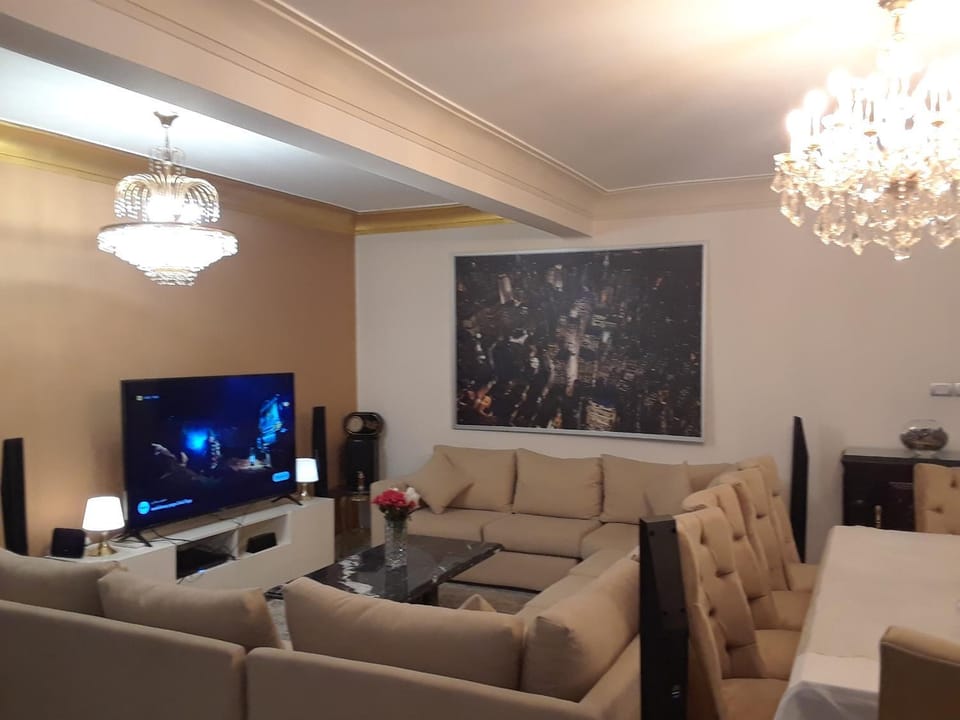 TV and multimedia, Living room, Evening entertainment