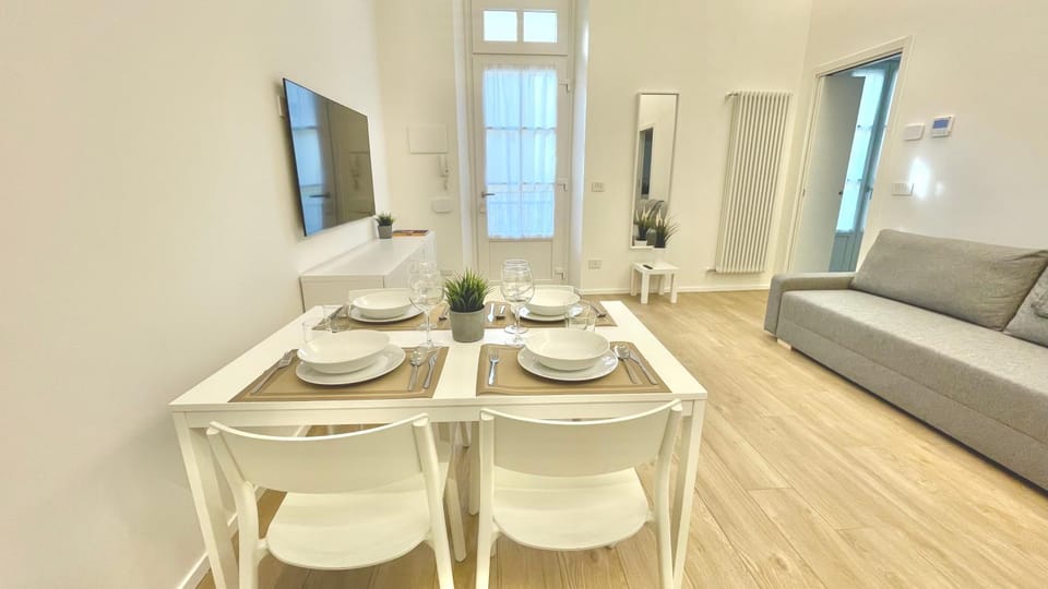 TV and multimedia, Living room, Seating area, Dining area
